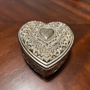 Elegant Silver Heart-Shaped Jewelry trinket Box